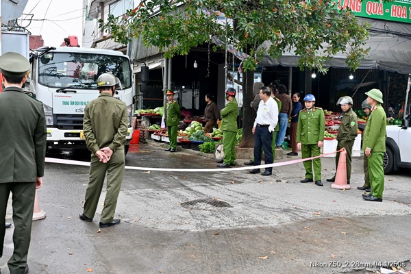 UBND phường Sông Trí ra quân giải tỏa, xử lý các vi phạm, lập lại trật tự hành lang an toàn giao thông, xóa bỏ tình trạng chợ cóc, chợ tạm tại Tổ dân phố Châu Phố và Tổ dân phố 2, phường Sông Trí