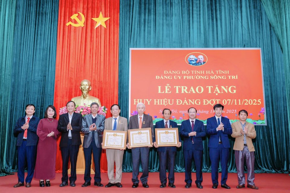 Đảng ủy phường Sông Trí tổ chức Lễ trao tặng Huy hiệu Đảng đợt 07/11