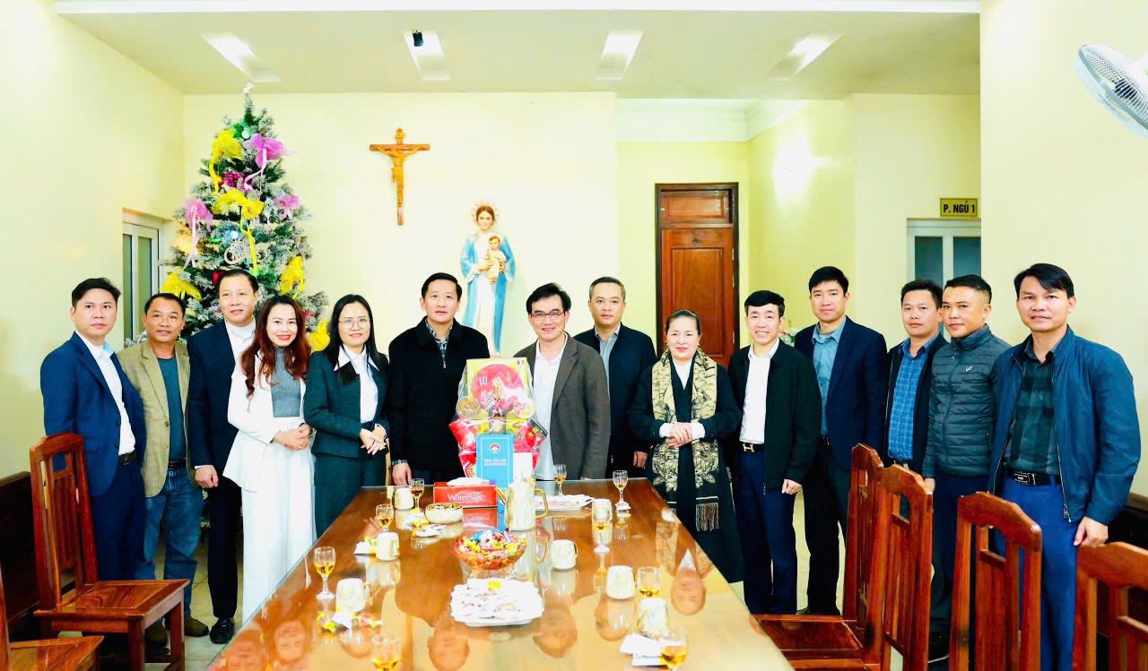 Lãnh đạo tỉnh thăm, chúc mừng Giáo hạt Kỳ Anh nhân dịp Lễ Giáng sinh