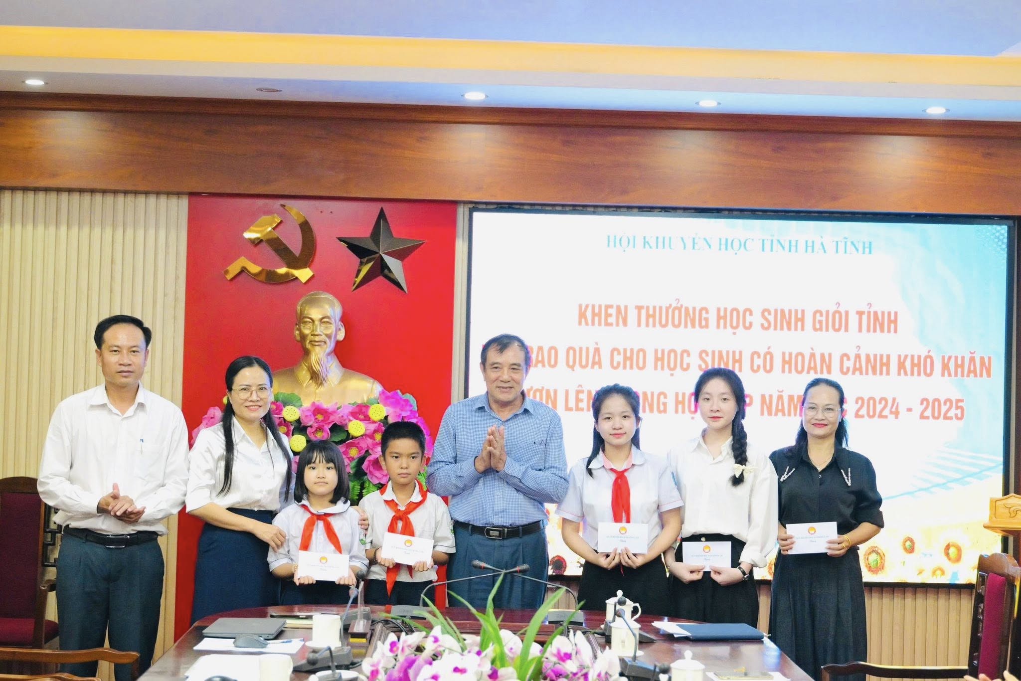 Hội Khuyến học tỉnh Hà Tĩnh phối hợp với UBND phường tổ chức trao quà cho các em học sinh giỏi, đạt thành tích xuất sắc trong năm học 2024 - 2025