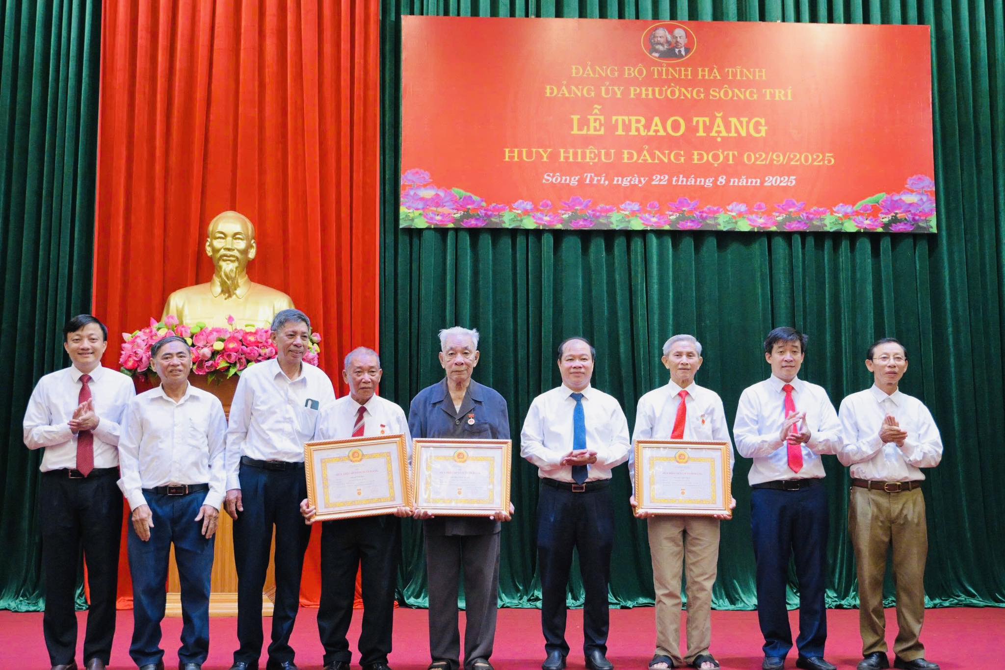 TRANG NGHIÊM LỄ TRAO TẶNG HUY HIỆU ĐẢNG ĐỢT 2/9 TẠI PHƯỜNG SÔNG TRÍ 
