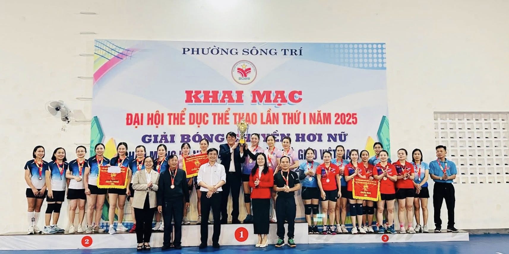 Sôi nổi Giải bóng chuyền hơi chào mừng 43 năm Ngày Nhà giáo Việt Nam (20/11/1982 – 20/11/2025) 