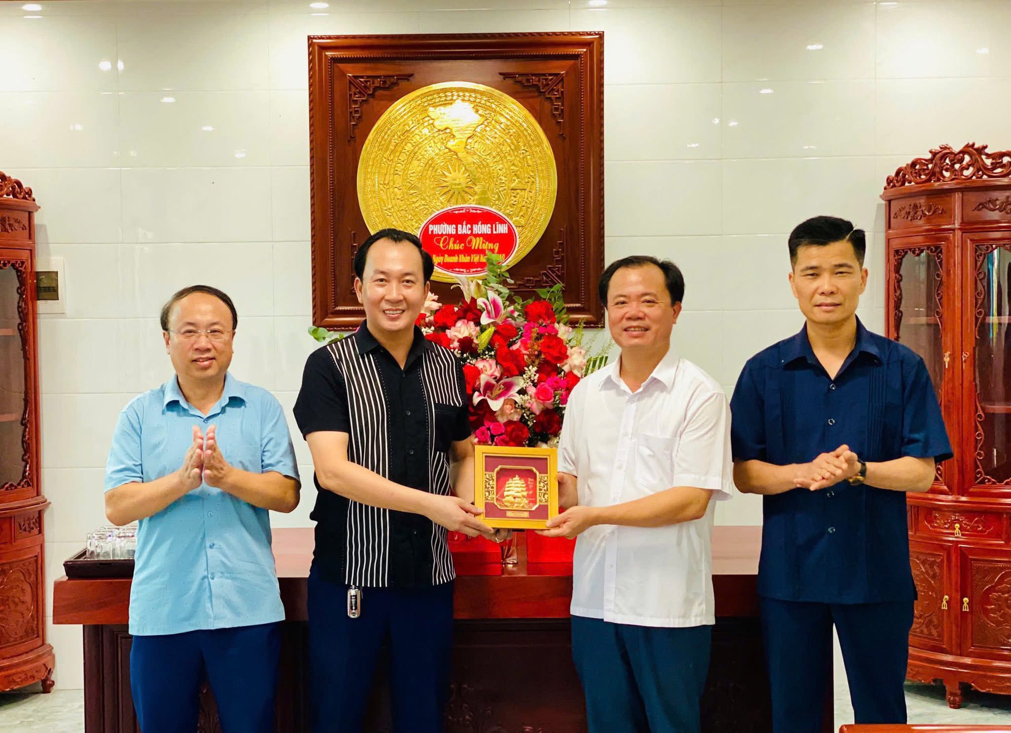 Lãnh đạo phường tặng hoa chúc mừng các doanh nghiệp, doanh nhân ngày Doanh nhân Việt nam 13/10 