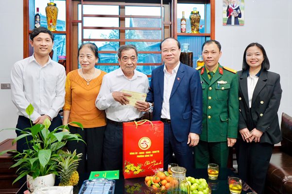 Các đồng chí Thường trực Đảng ủy phường Sông Trí thăm hỏi, tặng quà Tết nhân dịp Tết Nguyên đán Bính Ngọ 2026