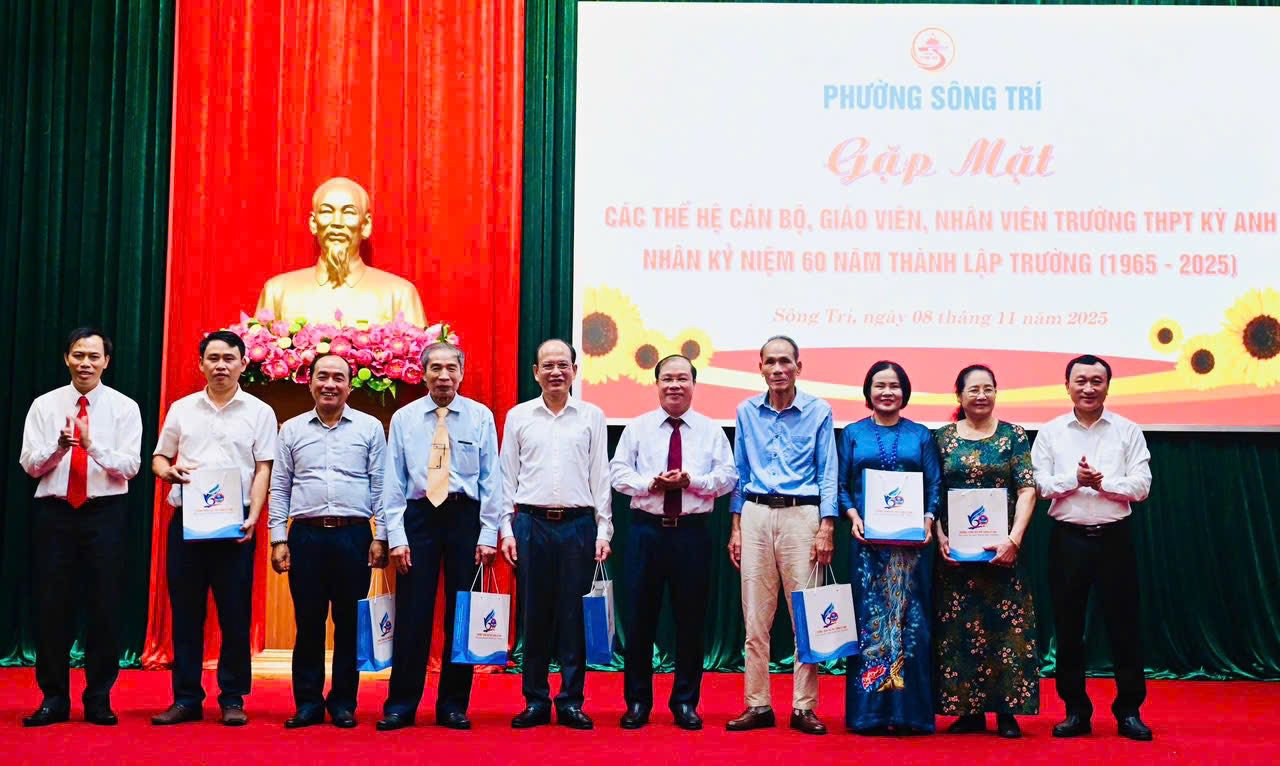 Phường Sông Trí gặp mặt cán bộ, giáo viên, nhân viên đã và đang công tác tại trường THPT Kỳ Anh nhân dịp Kỷ niệm 60 năm thành lập trường (1965 - 2025)