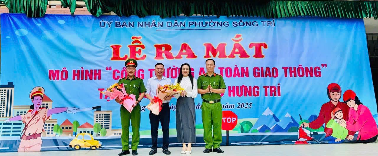 Ra mắt mô hình "Cổng trường an toàn giao thông" tại Trường Tiểu học Hưng Trí, phường Sông Trí
