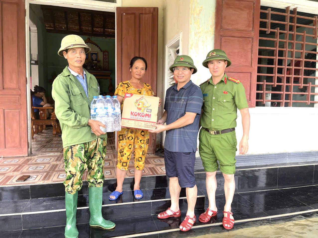 Thăm hỏi, động viên và trao nhu yếu phẩm hỗ trợ các hộ dân bị ngập lụt do ảnh hưởng bão số 10