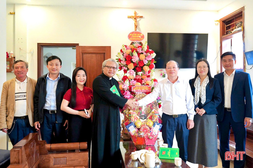 Lãnh đạo phường Sông Trí chúc mừng Giáng sinh tại Giáo phận Hà Tĩnh