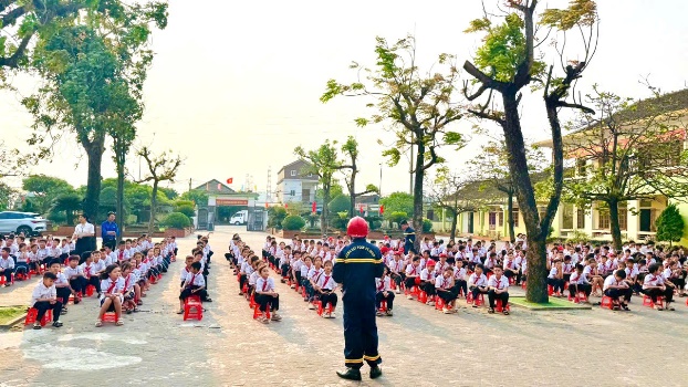 Phòng Cảnh sát PCCC và CNCH tuyên truyền phòng, chống đuối nước cho học sinh Trường Tiểu học 