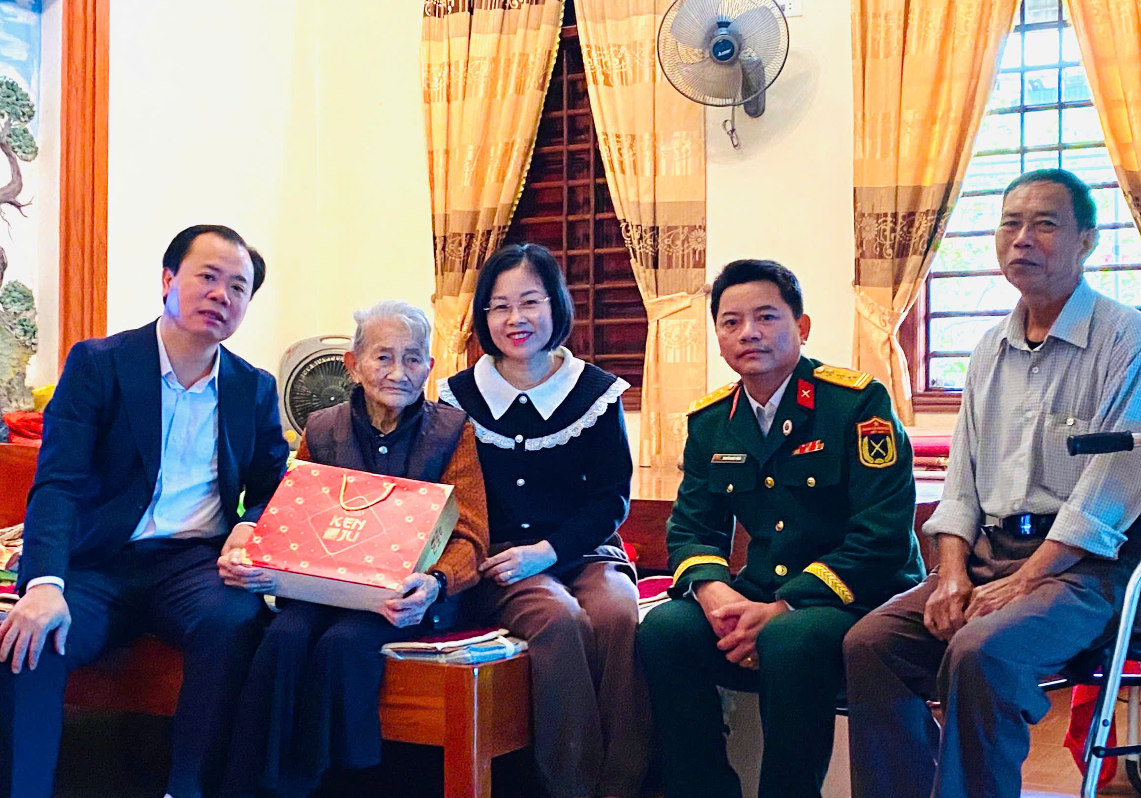 Phường Bắc Hồng Lĩnh tặng quà tri ân người có công dịp 22/12