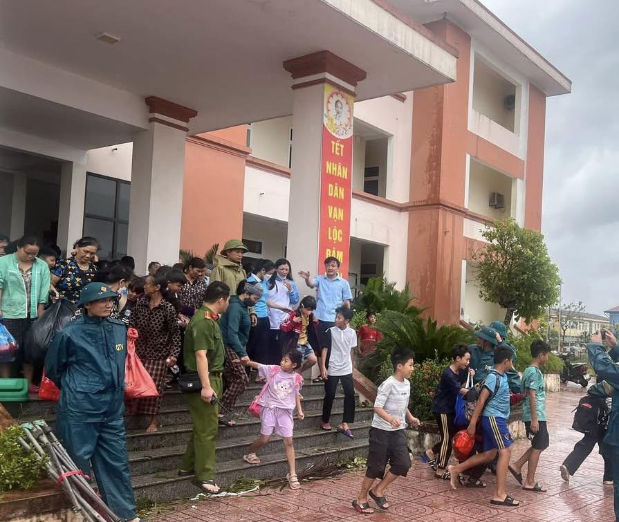 Phường Sông Trí đưa các hộ dân trở về nhà an toàn sau bão số 10