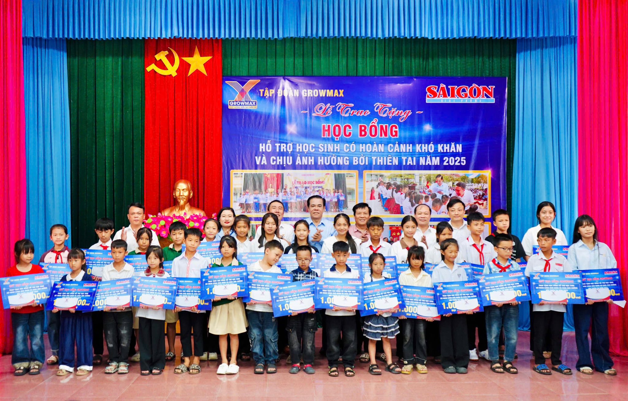 Đồng chí Võ Trọng Hải – Chủ tịch UBND tỉnh trao tặng quà cho học sinh có hoàn cảnh khó khăn trên địa bàn phường Sông Trí.