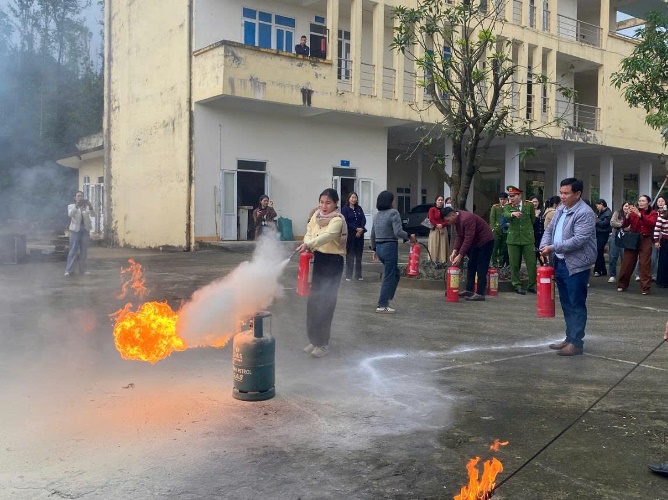 Huấn luyện nghiệp vụ PCCC và CNCH cho lãnh đạo, cán bộ giáo viên, người lao động các cơ cở giáo dục trên địa bàn 