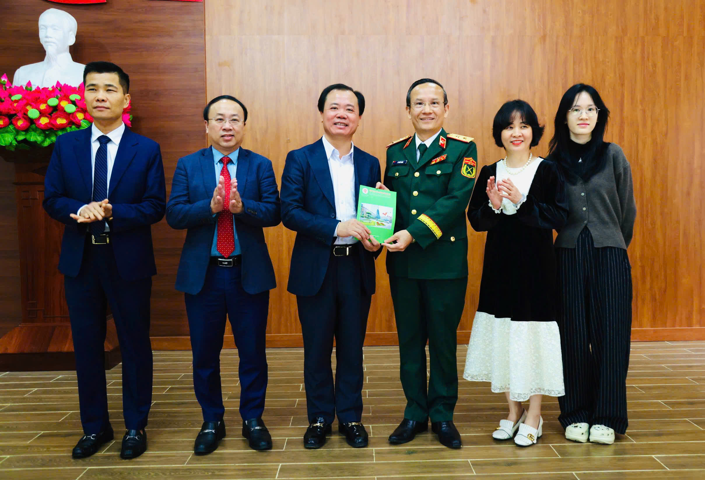 Bệnh viện Trung ương Quân đội 108 đồng hành cùng phường Bắc Hồng Lĩnh trong công tác y tế, an sinh xã hội