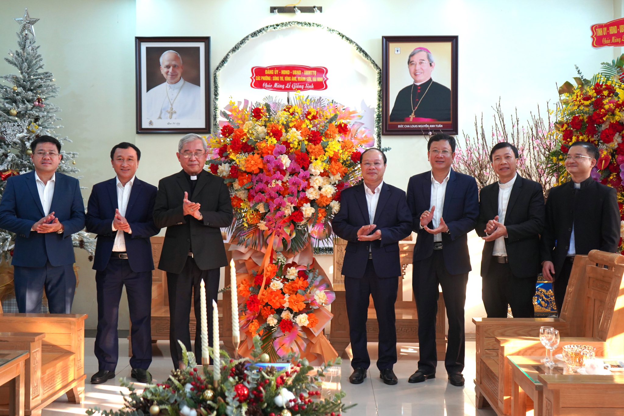 Lãnh đạo phường Sông Trí Chúc mừng Lễ Giáng Sinh năm 2025