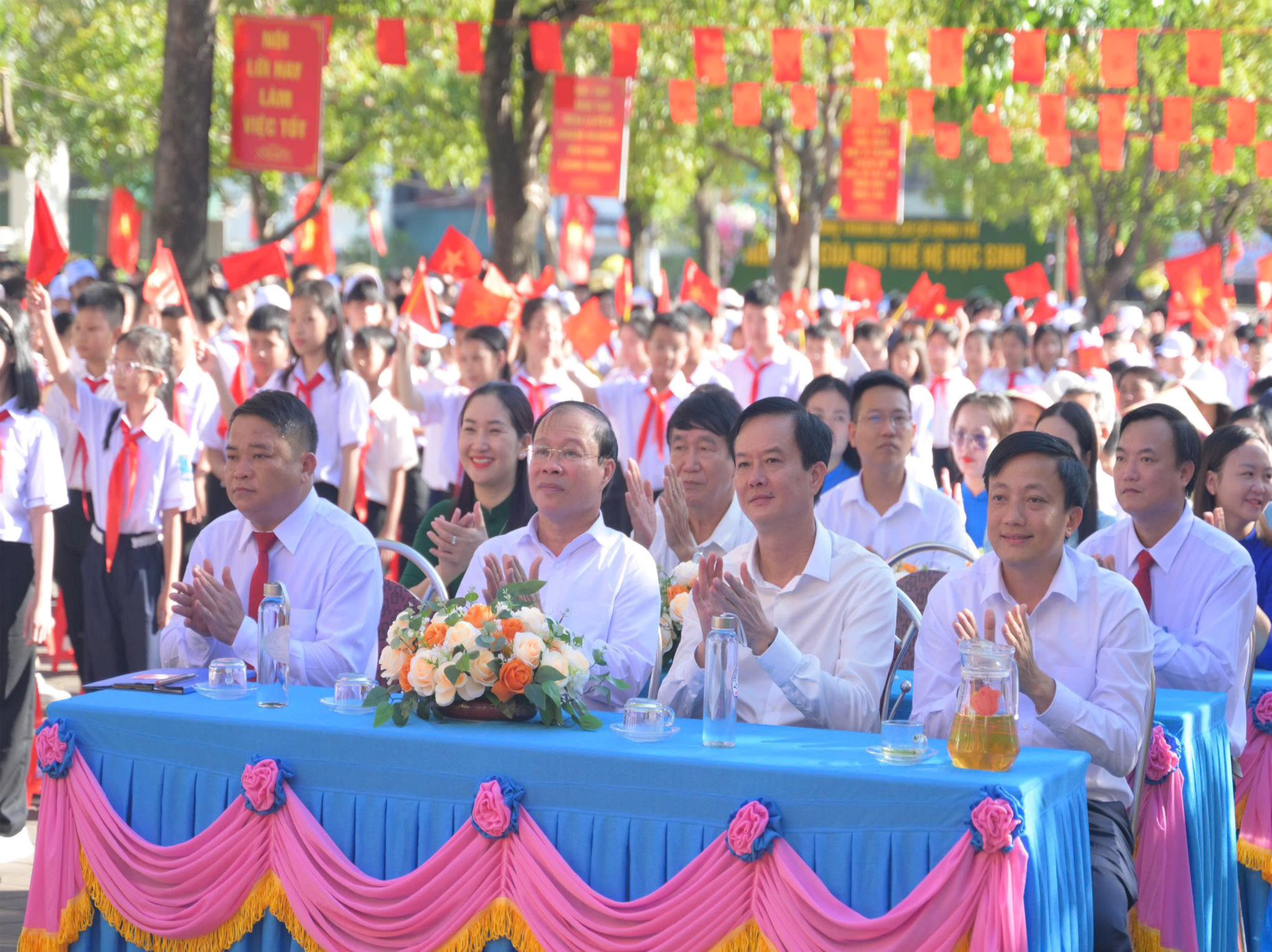 Lãnh đạo tỉnh, Phường Sông Trí dự lễ khai giảng và trao Bằng công nhận Trường đạt chuẩn quốc gia mức độ 2 cho các trường học trên địa bàn