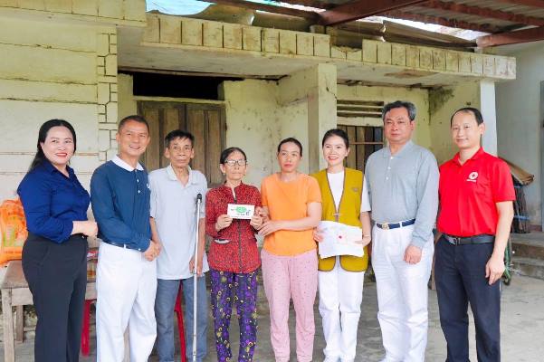 Trao quà hỗ trợ cho các hộ gia đình có hoàn cảnh khó khăn trên địa bàn