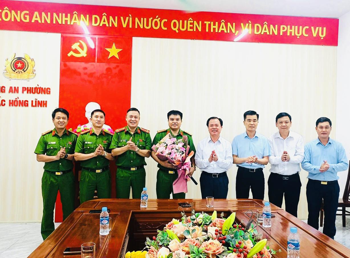 Lãnh đạo phường Bắc Hồng Lĩnh tặng hoa chúc mừng chiến công của Công an phường Bắc Hồng Lĩnh
