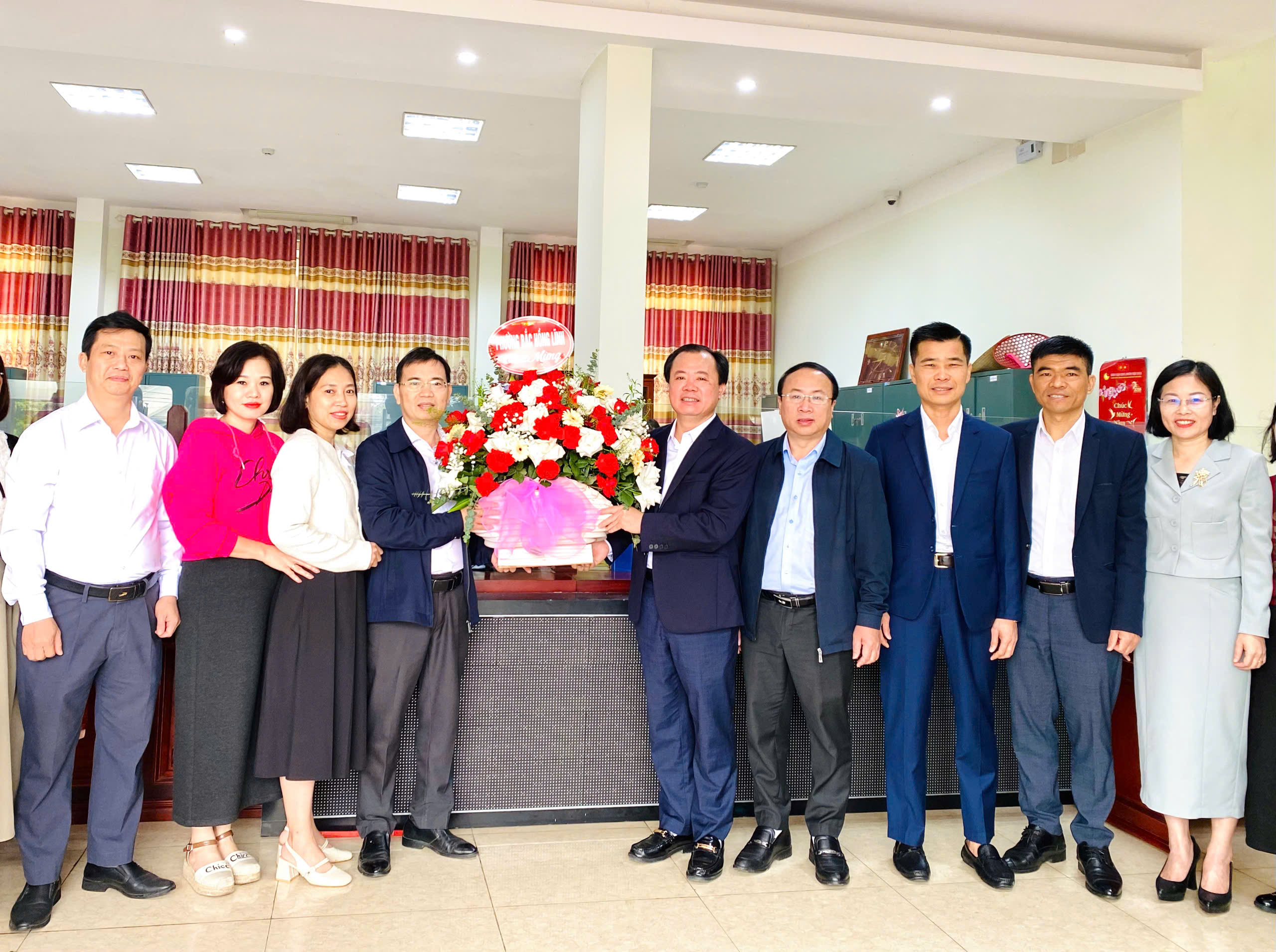 Lãnh đạo phường Bắc Hồng Lĩnh chúc mừng các đơn vị thực hiện công tác quyết toán cuối năm 2025