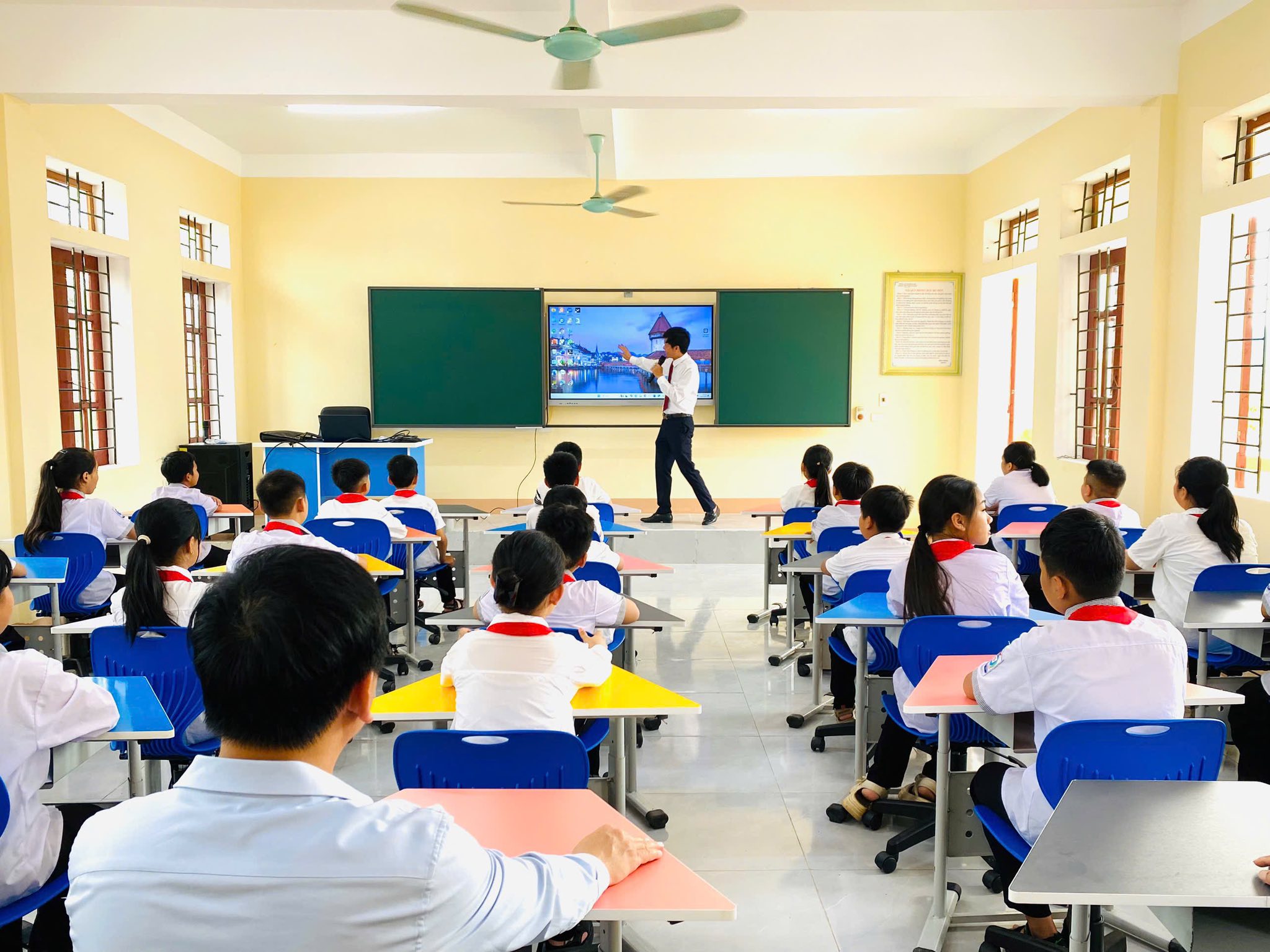 Phát động Tuần lễ hưởng ứng học tập suốt đời năm 2025 và ra mắt phòng học thông minh