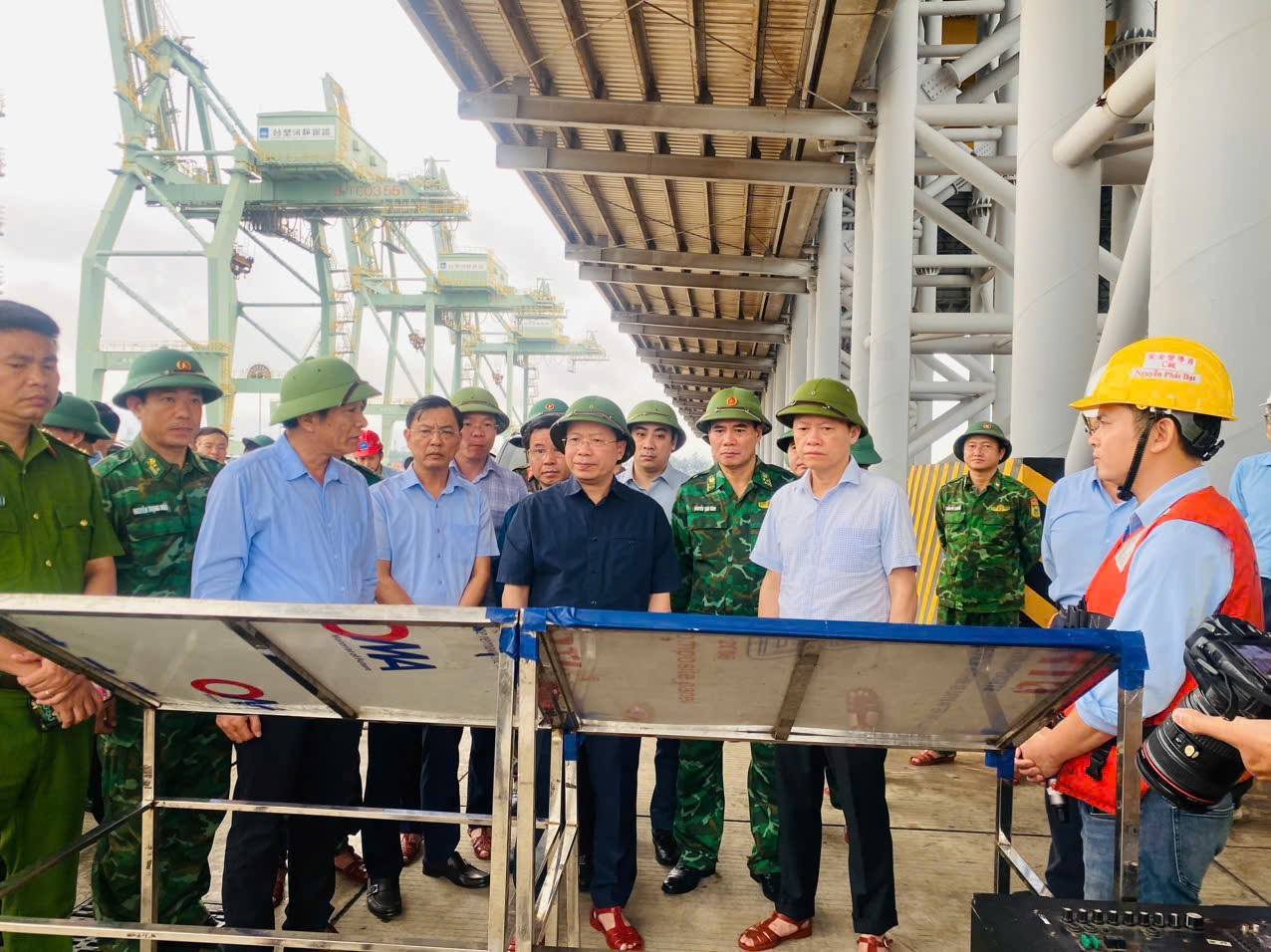 ĐỒNG CHÍ NGUYỄN DUY LÂM – BÍ THƯ TỈNH ỦY CÙNG ĐOÀN CÔNG TÁC CỦA BTV TỈNH ỦY TRỰC TIẾP CHỈ ĐẠO ỨNG PHÓ BÃO SỐ 5