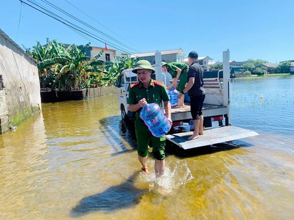phường Sông Trí hỗ trợ kịp thời nước sạch cho người dân bị ảnh hưởng nguồn nước sinh hoạt