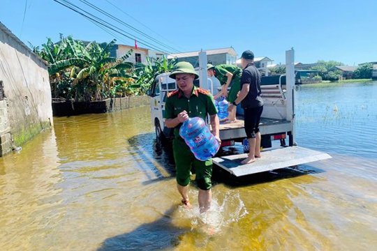 phường Sông Trí hỗ trợ kịp thời nước sạch cho người dân bị ảnh hưởng nguồn nước sinh hoạt 
