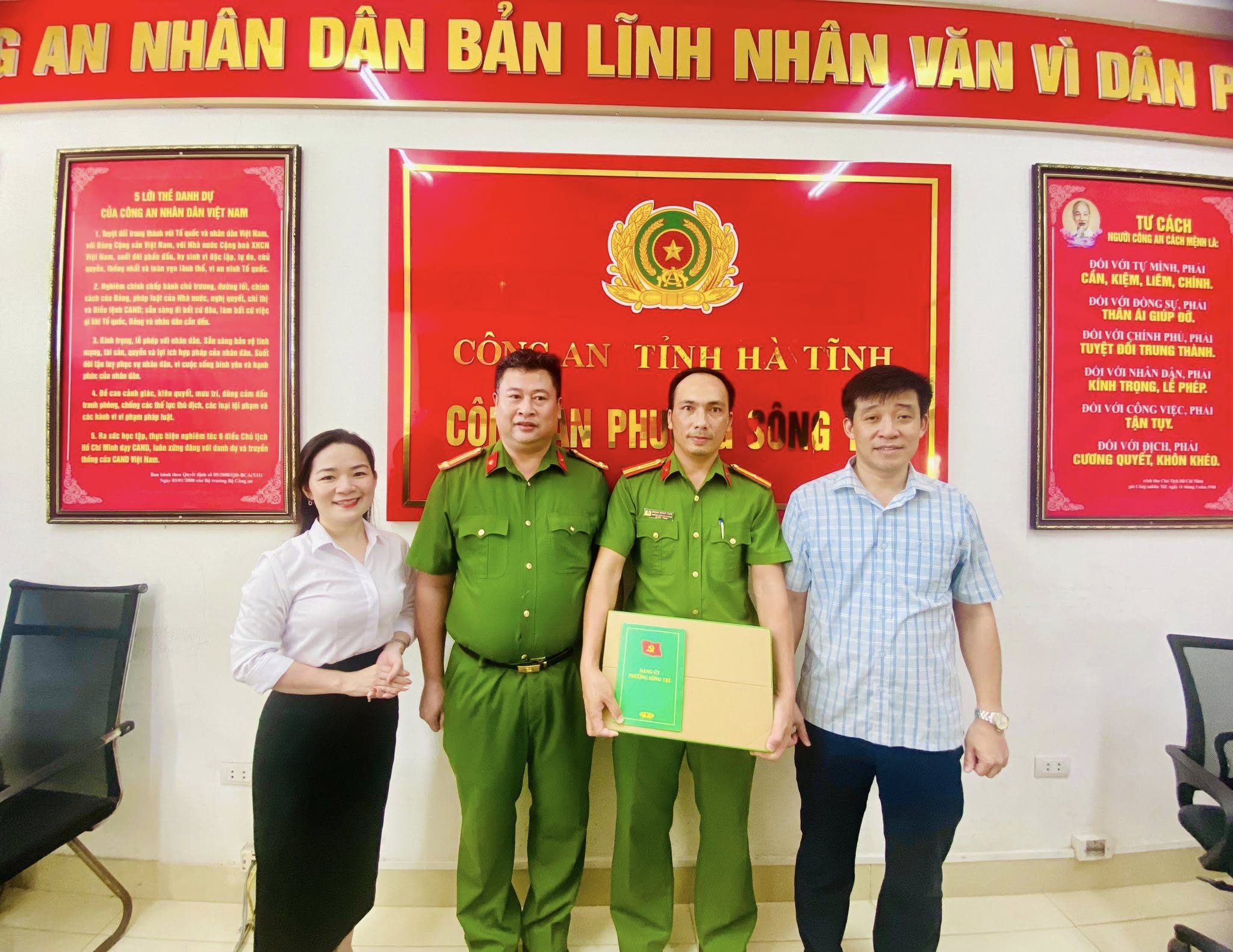 Thường trực Đảng ủy trực tiếp kiểm tra tiến độ và động viên lực lượng Công an phường Sông Trí triển khai việc thu nhận, cấp đổi thẻ đảng viên trên Cơ sở dữ liệu Quốc gia về dân cư, định danh và xác thực điện tử